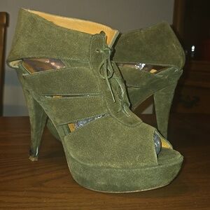 *RARE* Plomo By Steven Suede Heels